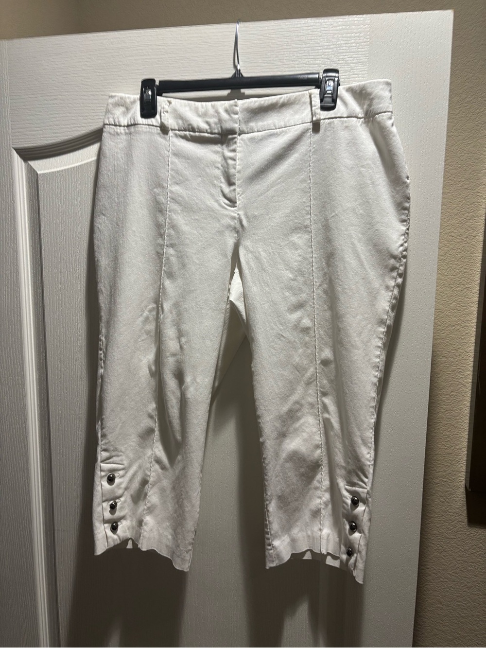 Style & Co. White Cropped Button-Hem Capris